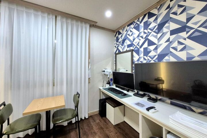 Room 13 of 18