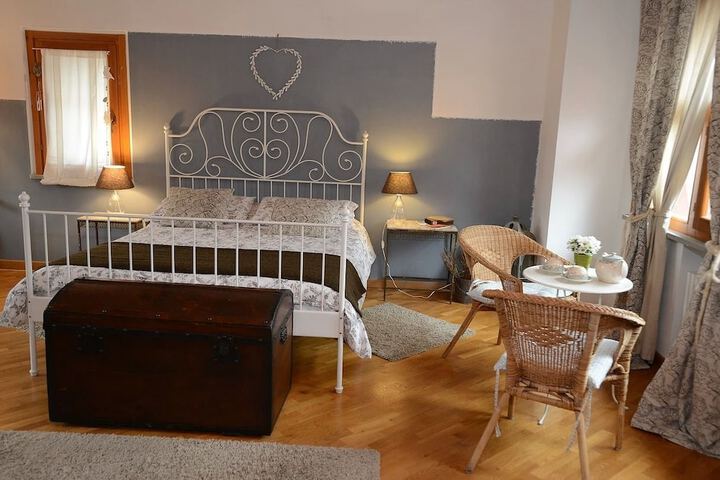 Room 7 of 33