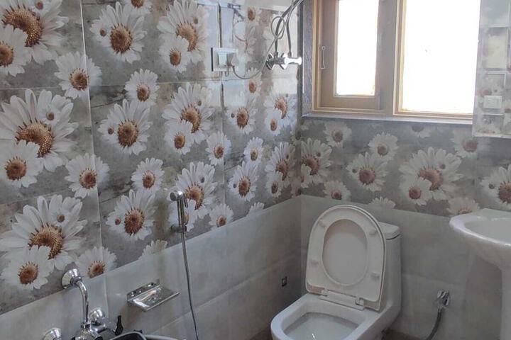 Room 6 of 8