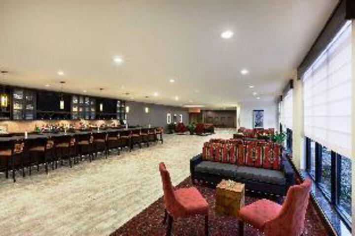 Lounge 21 of 27