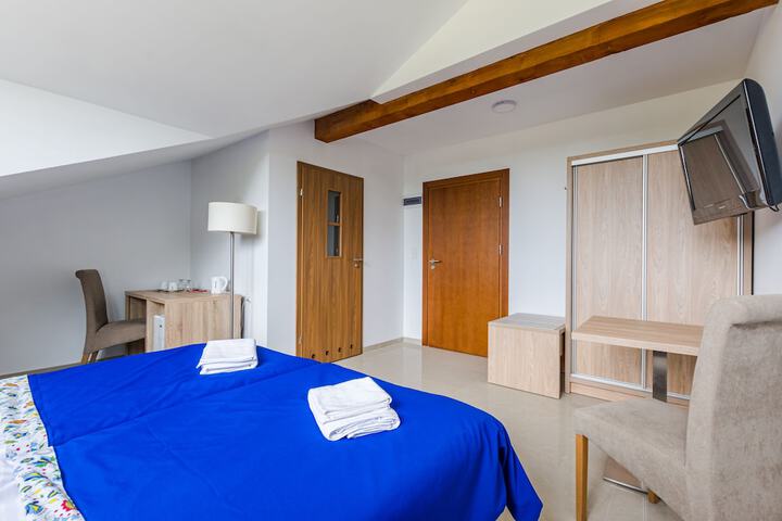 Room 10 of 33
