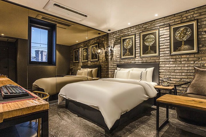 Room 2 of 6
