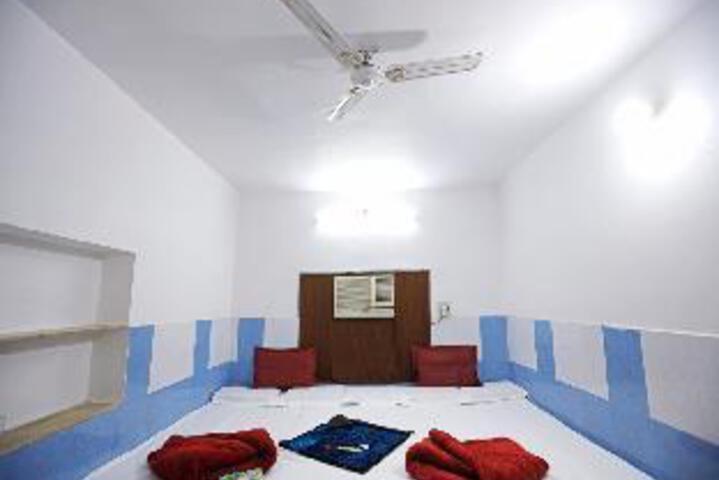 Room 3 of 38