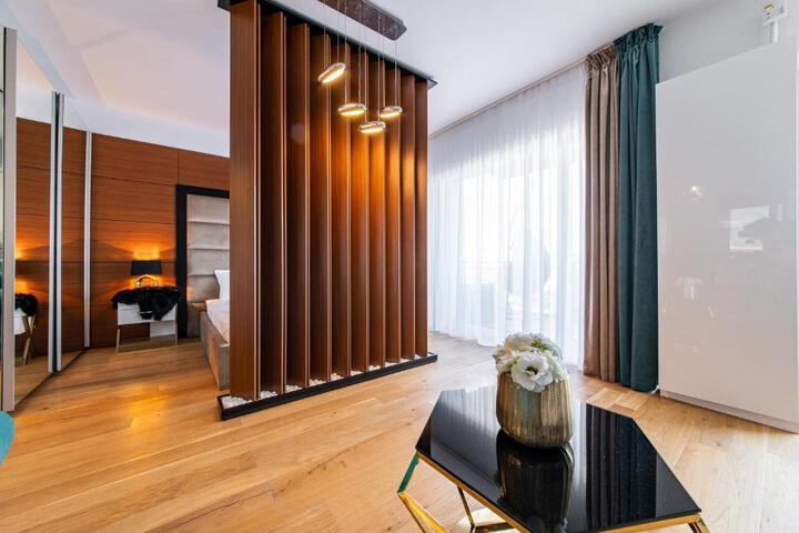 Room 9 of 18