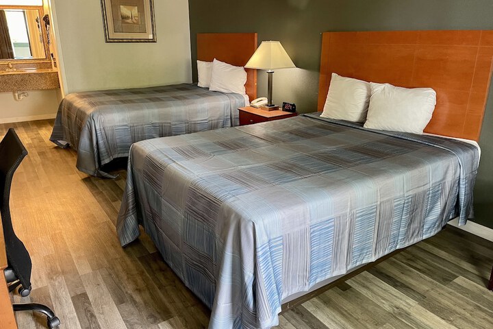 2 Queen Beds (5 of 11)