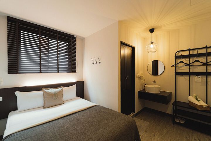 Room 42 of 142