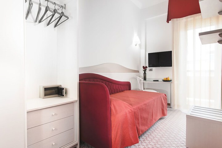 Room 7 of 32