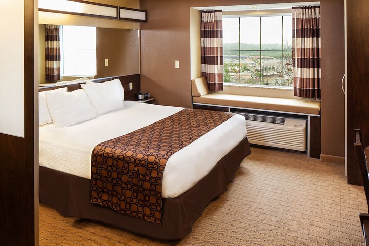 Suite Accessible Queen Size Bed (10 of 12)