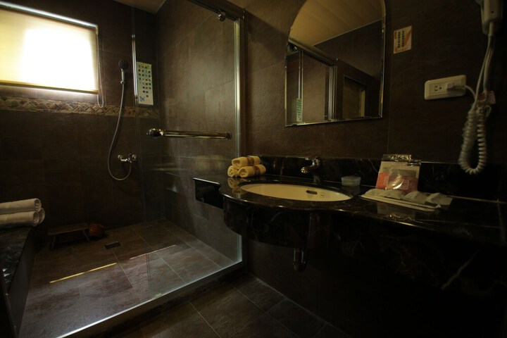 Room 25 of 46
