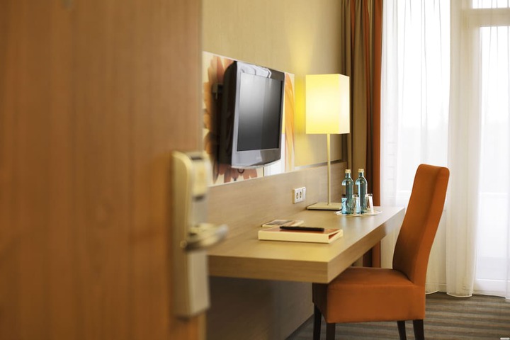 Room 4 of 36
