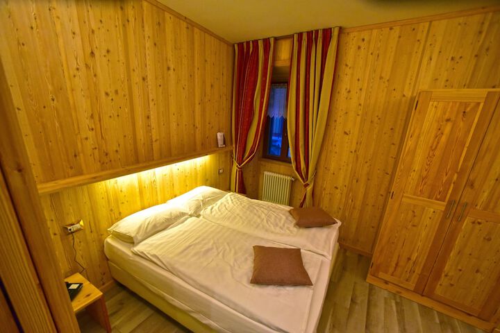 Room 14 of 90
