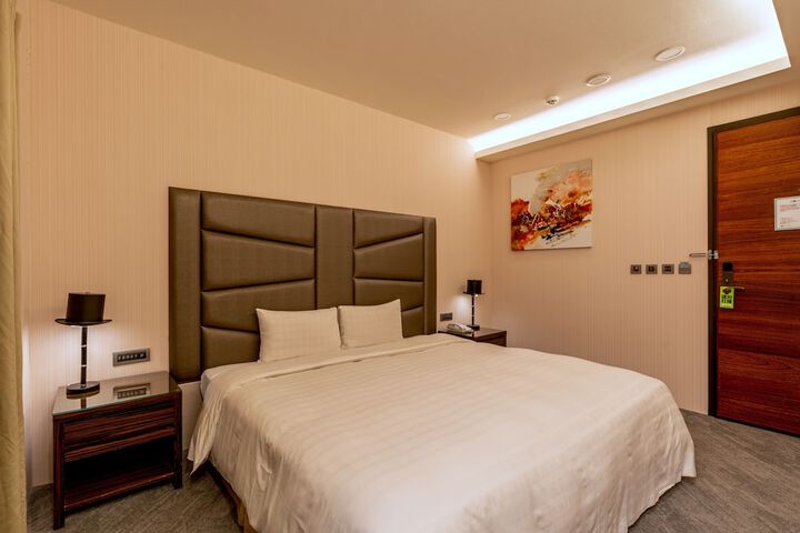 Room 27 of 100