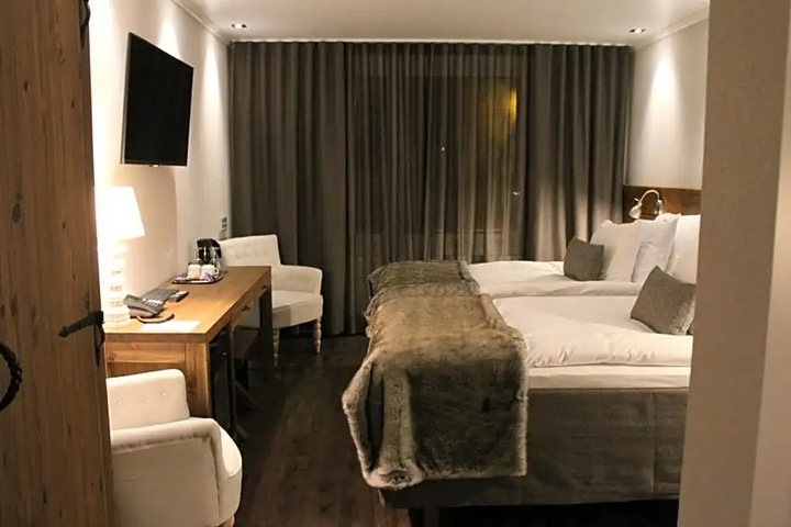 Room 2 of 9