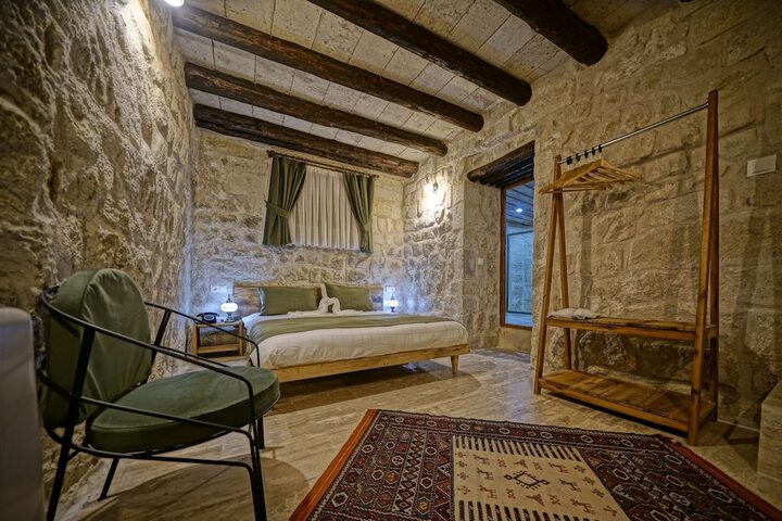 Room 4 of 90