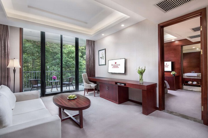 Room 4 of 17