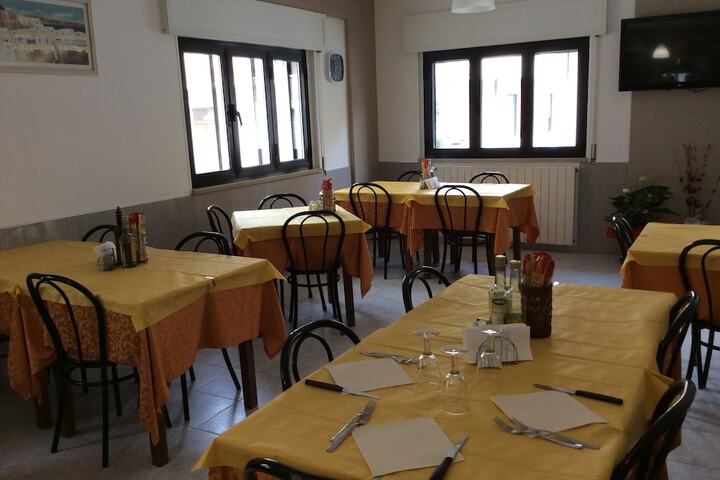 Dining 9 of 14