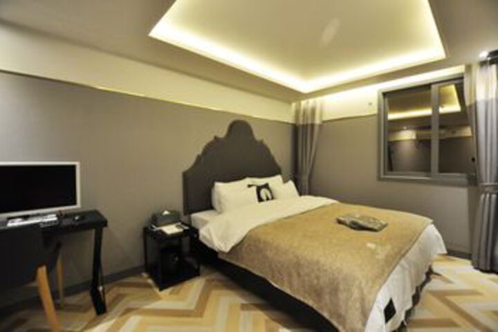 Room 25 of 76