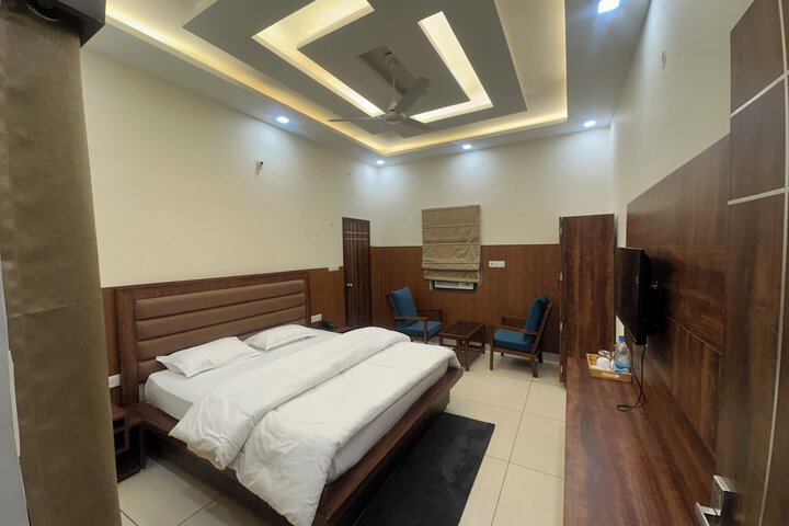 Room 5 of 20