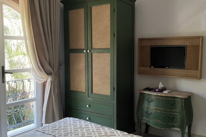 Room 11 of 80