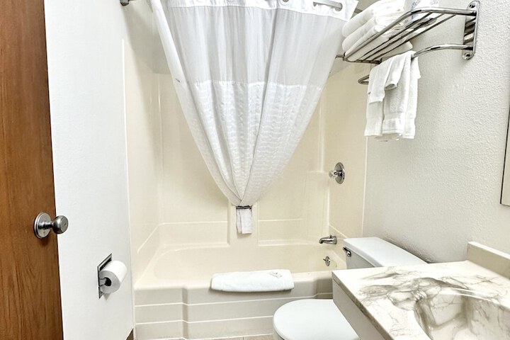 Standard Double Room (8 of 10)