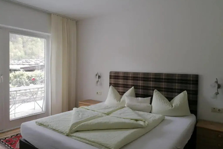 Room 4 of 18