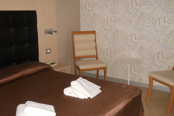 Room 10 of 66