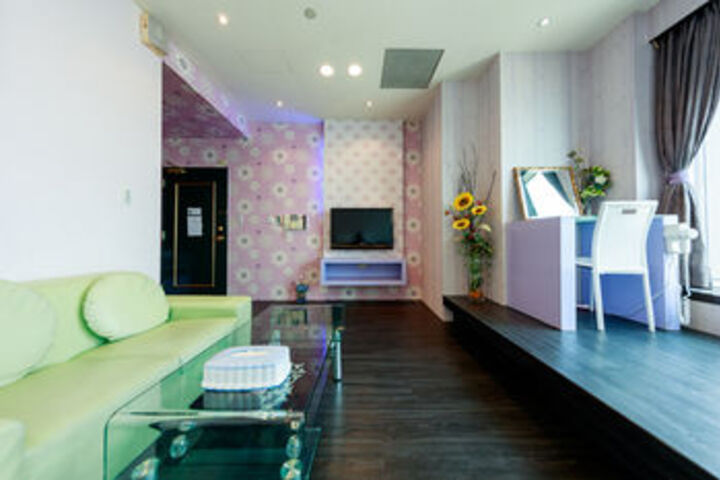 Room 8 of 11