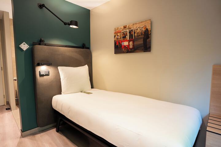 Room 6 of 49