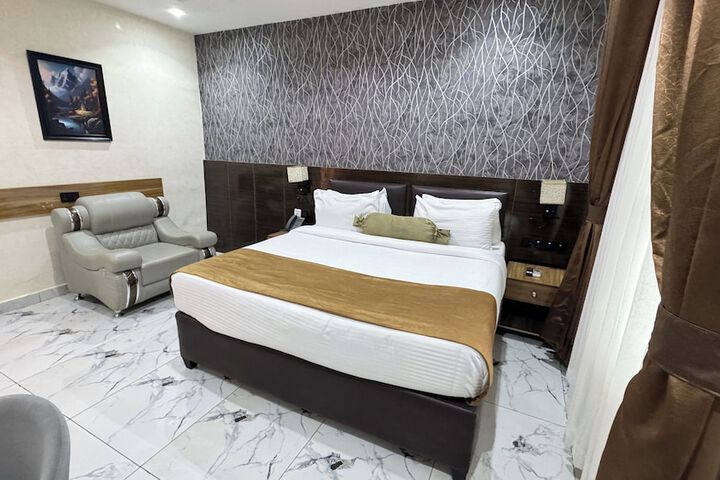 Room 9 of 43