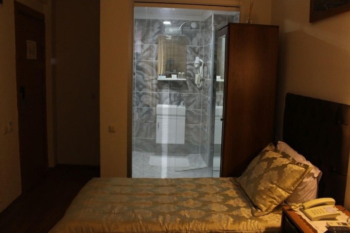 Room 10 of 37