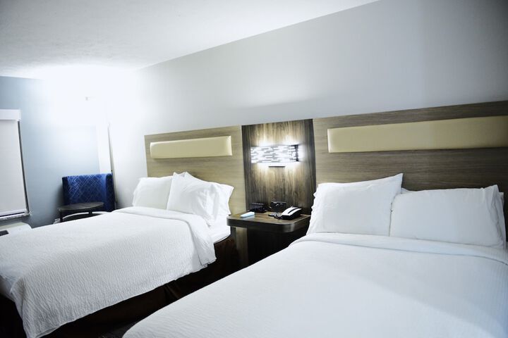 1 King Bed (9 of 17)
