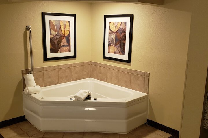 1 King Bed (8 of 34)