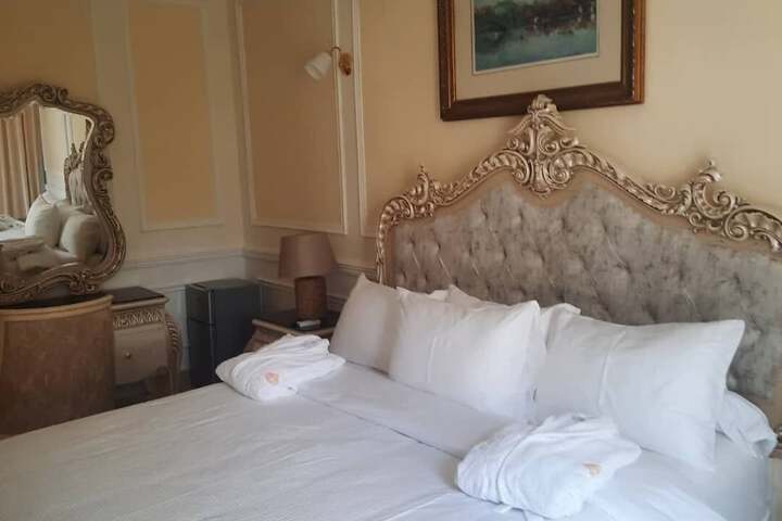 Room 5 of 12