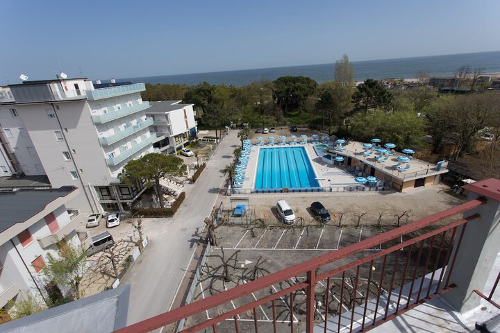 Hotel Exterior 49 of 52
