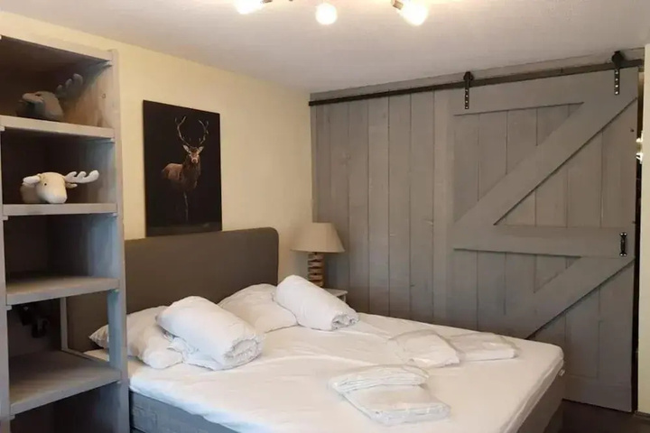 Room 4 of 25
