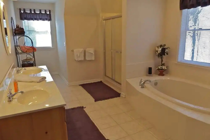 Room 6 of 18
