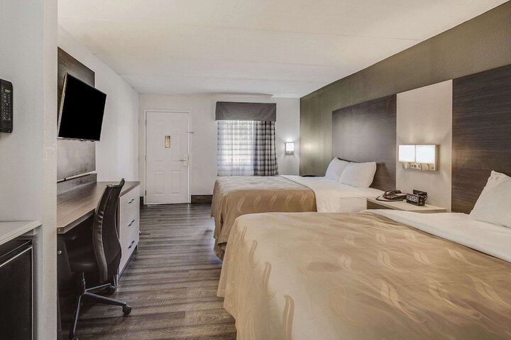 2 Queen Beds (6 of 10)