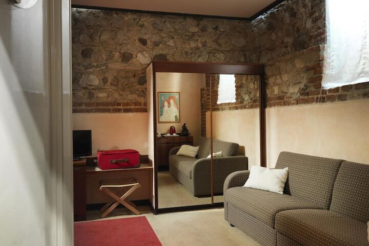 Room 9 of 43