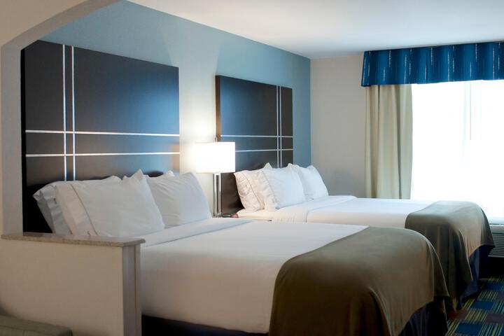 2 Queen Beds (7 of 14)