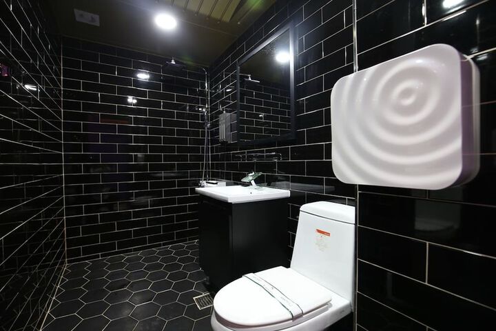 Room 4 of 10