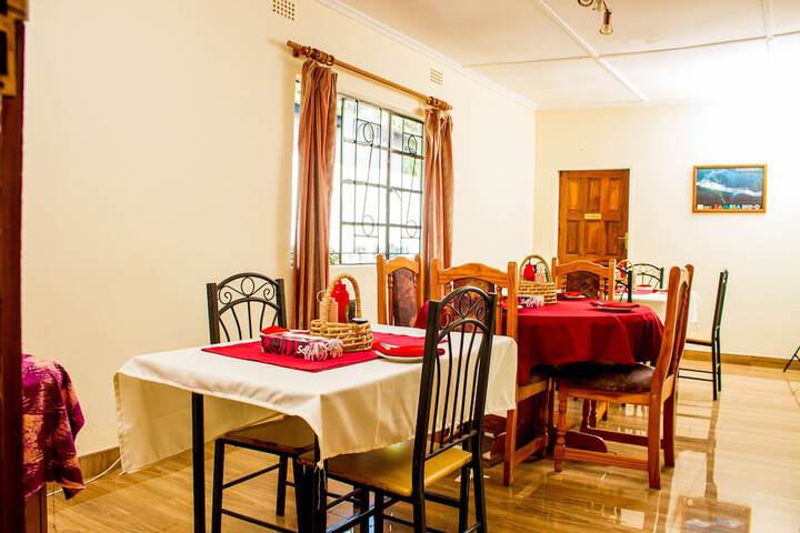 Dining 17 of 19