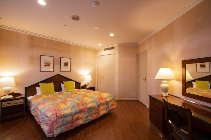 Room 53 of 240