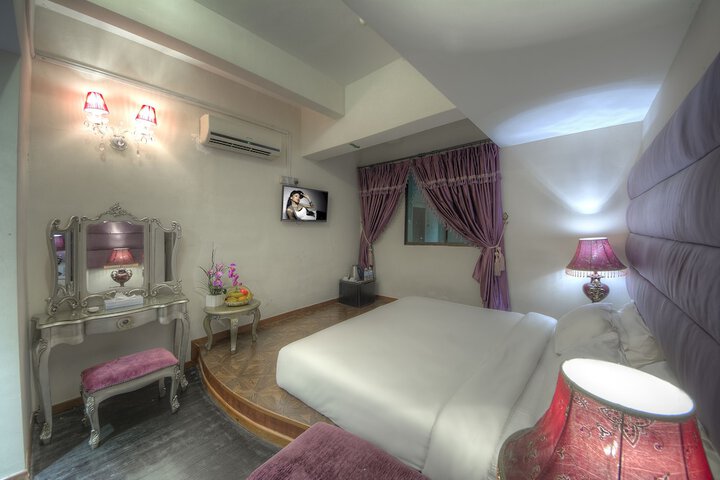 Room 13 of 33