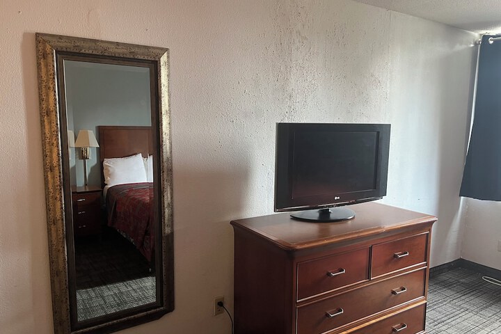 Deluxe Queen Bed (2 of 5)