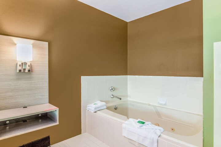 Jetted tub