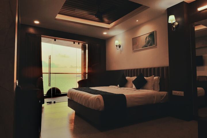 Room 7 of 33