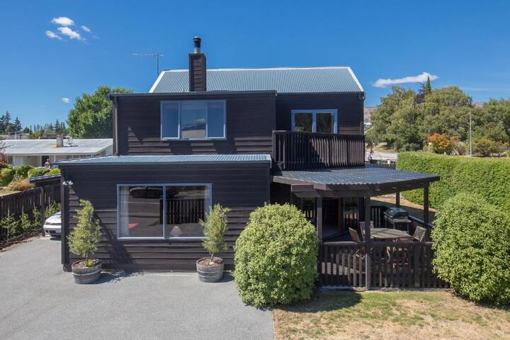 Central Wānaka Retreat | Close to the lake!