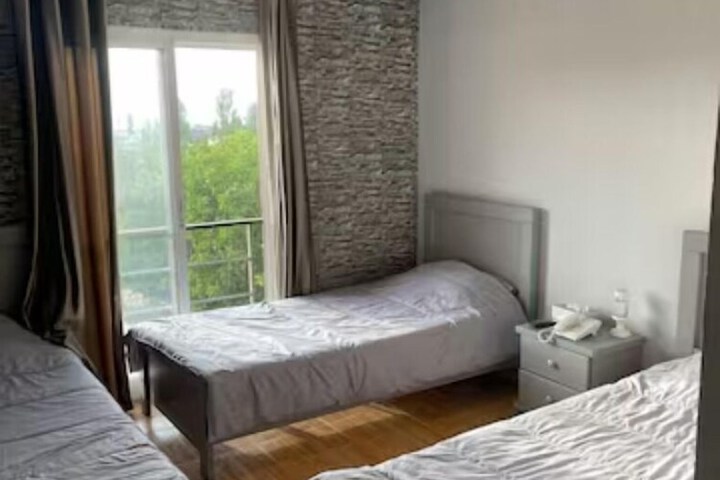 Room 4 of 10