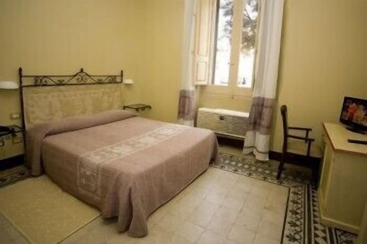 Room 12 of 68