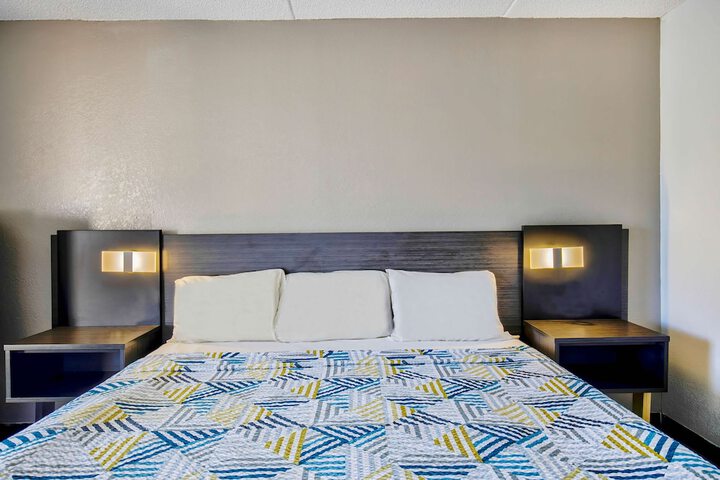1 King Bed (8 of 14)